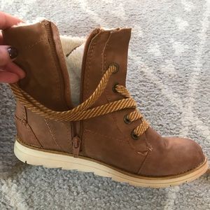 Casual winter lace up boots